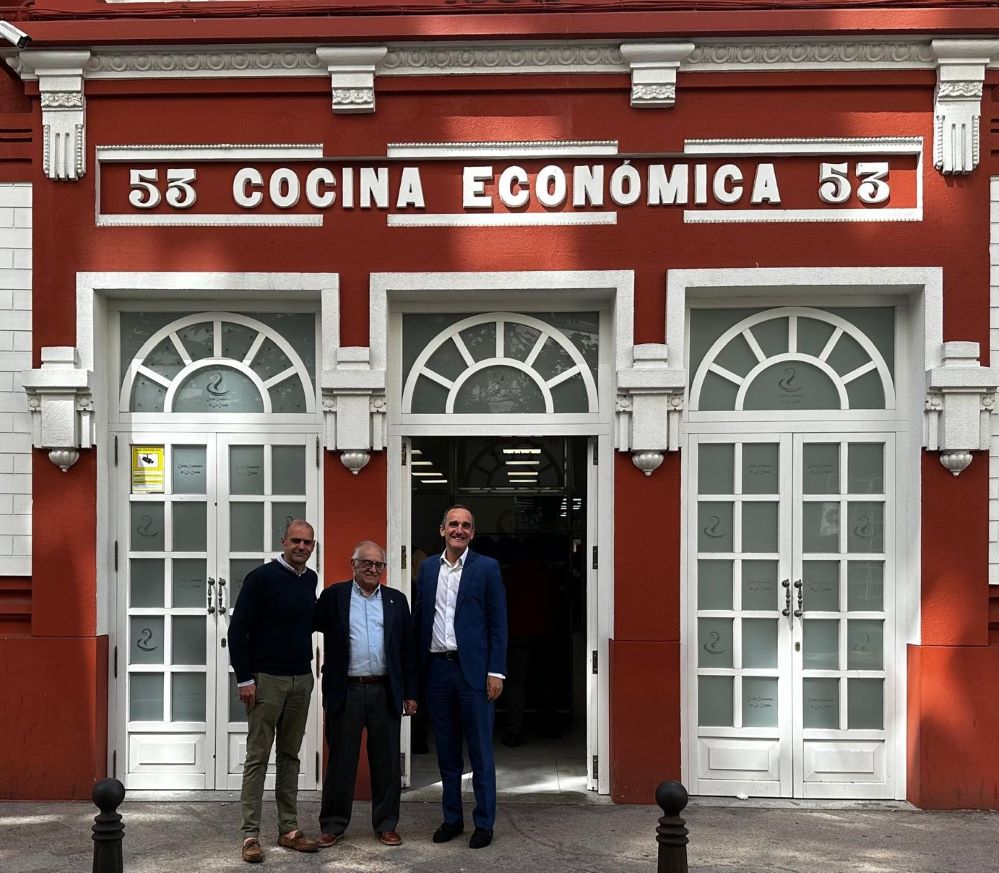 El Colegio de A Coruña visita la Cocina Económica para entregar una donación en honor a su patrona.