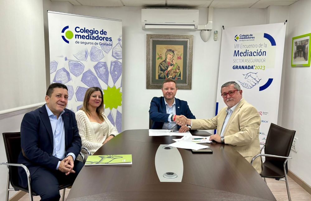 El Colegio de Granada y la compañía DKV Seguros firman la renovación del acuerdo de colaboración que mantienen desde hace años.