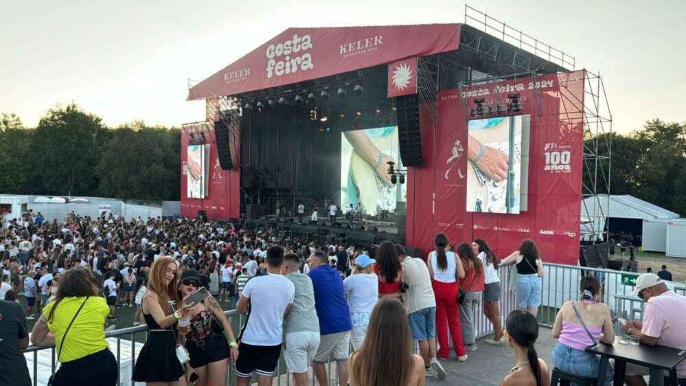 FE Seguros celebra en este año su centenario con el patrocinio del Costa Feira, festival de música que se celebra en Sanxenxo.