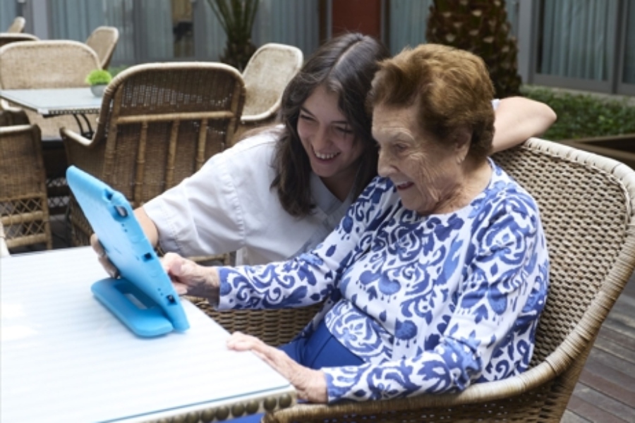 Sanitas Mayores introduce terapias digitales para mejorar la calidad de vida de personas con demencia e ictus