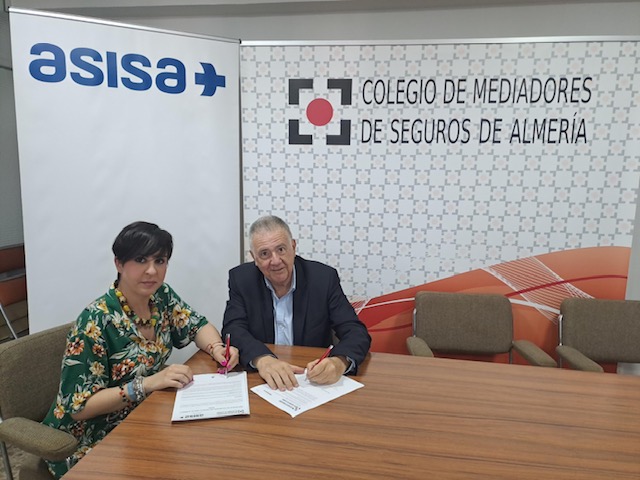 Firma de la renovación del acuerdo de colaboración entre ASISA y el Colegio de Mediadores de Almería.