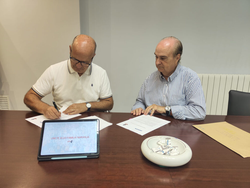 El consejero de ASISA-Lavinia y delegado provincial en Teruel, el Dr. Javier Gómez-Ferrer Sapiña recibió en las oficinas de la aseguradora al presidente de la AD Club Voleibol Teruel, Carlos E. Ranera González.