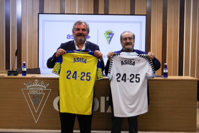 El presidente del Cádiz CF, Manuel Vizcaíno, y el Dr. Francisco Javier Rodríguez Moragues, consejero de ASISA-Lavinia y delegado provincial en Cádiz, rubricaron el acuerdo para la renovación de ASISA como aseguradora médica del club.