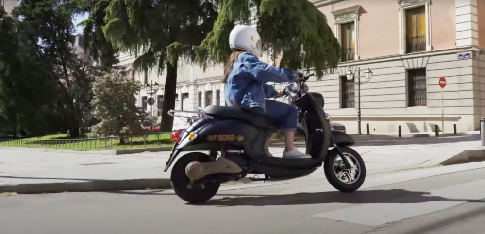 Tres de cada diez motocicletas en España no pueden acceder a las zonas de bajas emisiones (ZBE) de las ciudades.