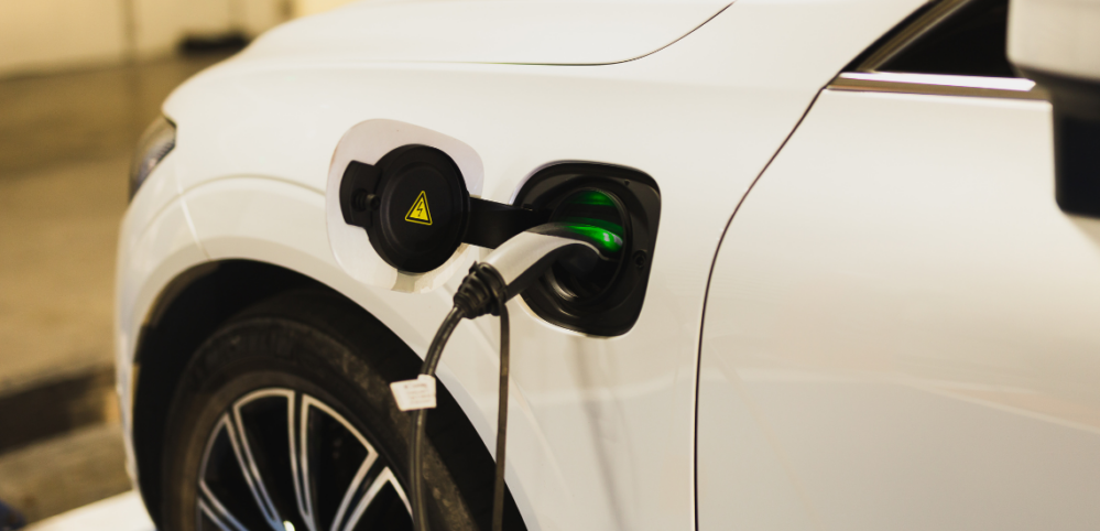 Los coches usados electrificados se venden antes que los de combustión.