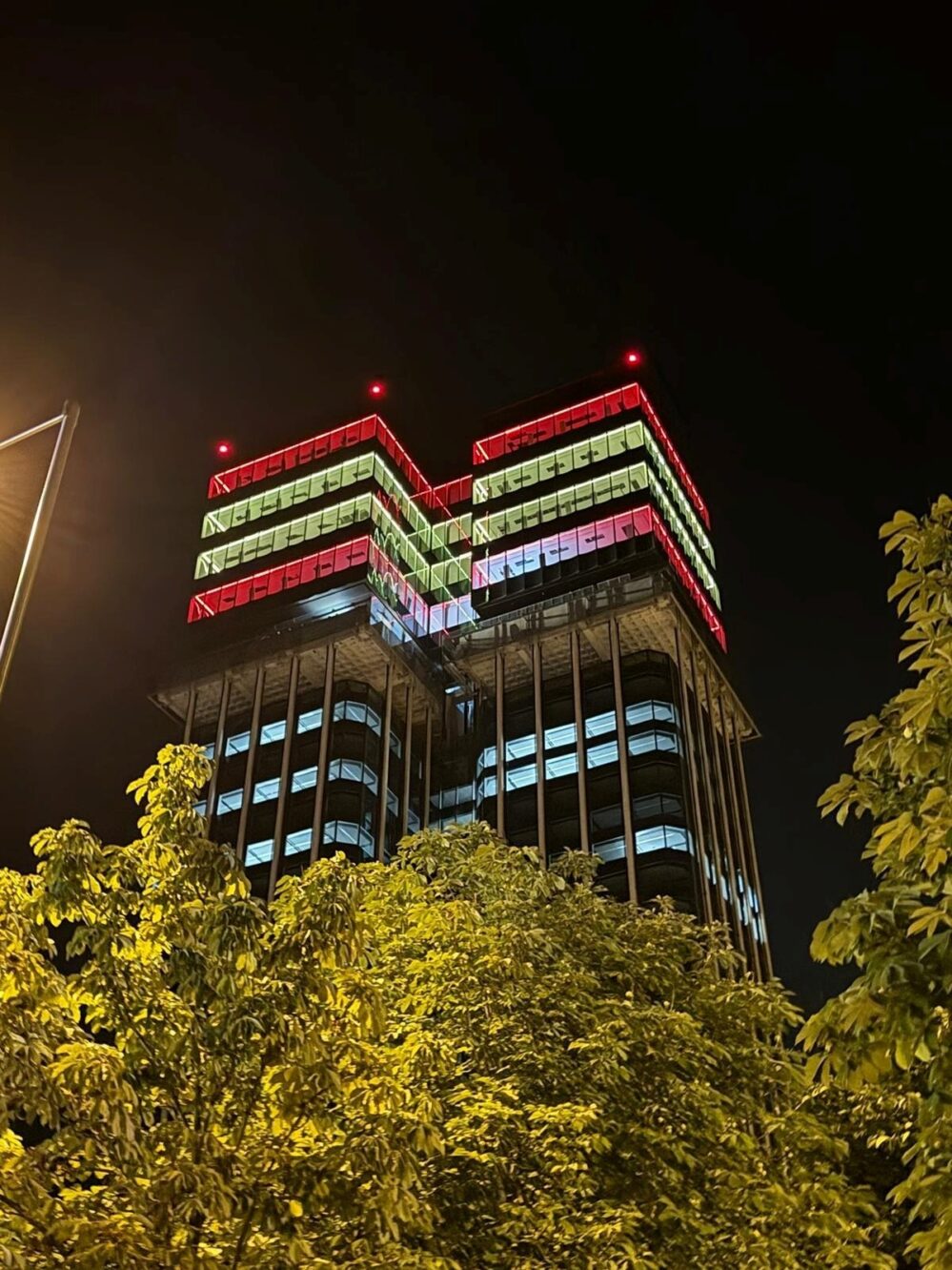 Las Torres Colón de Mutua Madrileña se iluminan con la bandera de España en apoyo a la selección española de fútbol.