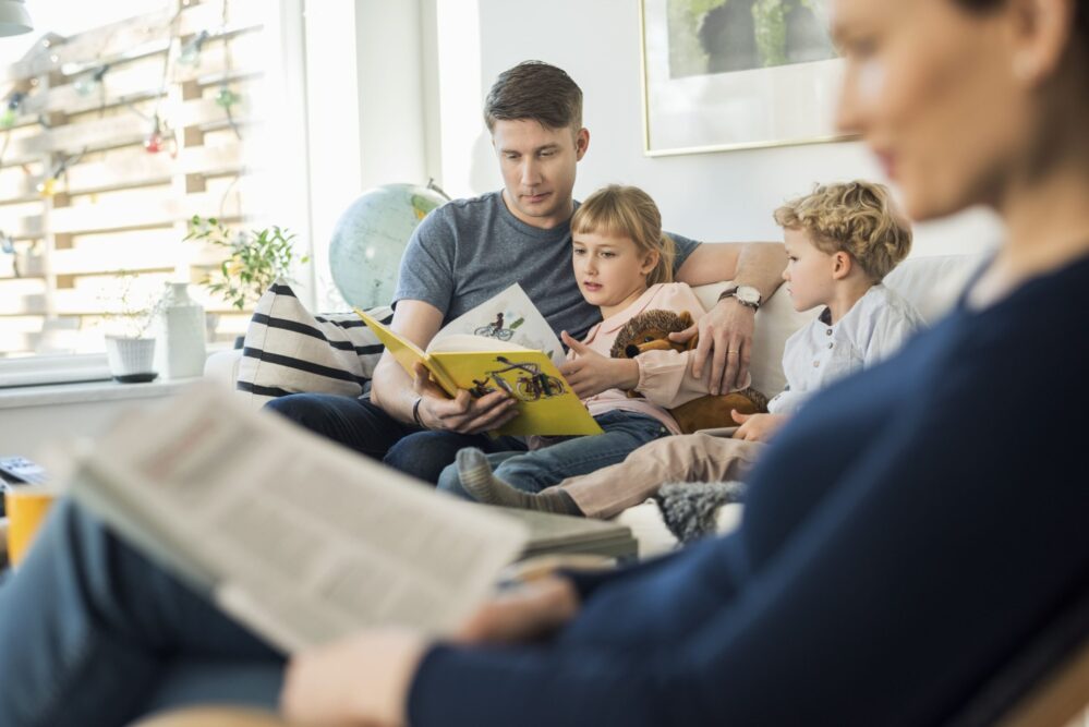 Descubre cómo enseñar a los niños a ahorrar durante las vacaciones con actividades divertidas y educativas, preparando su futuro financiero.