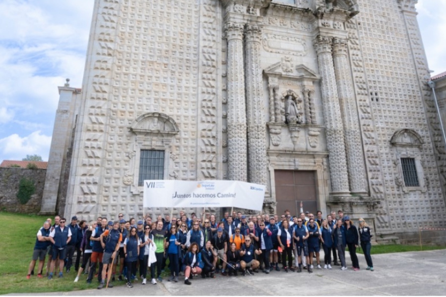 El presidente de la Xunta de Galicia recibe a los peregrinos de la VII Edición del Camino SegurLike Solidario