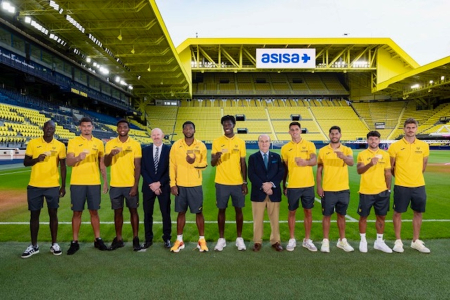 ASISA entrega las tarjetas sanitarias a los nuevos jugadores del Villarreal CF