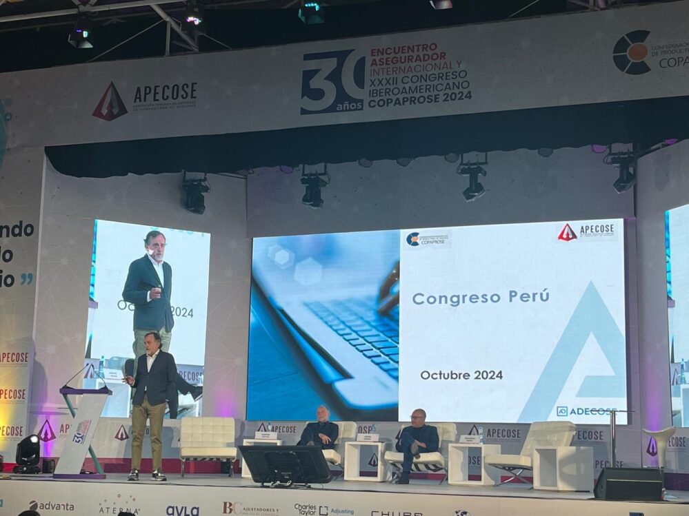 Martín Navaz, presidente de ADECOSE, presenta los avances de EIAC y CIMA en el XXXII Congreso COPAPROSE celebrado en Perú.