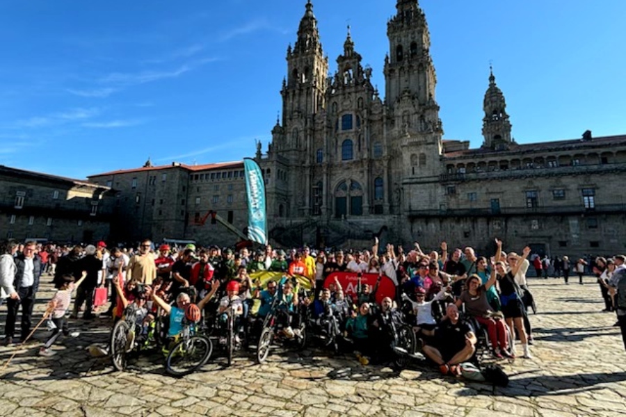 Voluntarios de Aon acompañan a personas con discapacidad en el Camino de Santiago