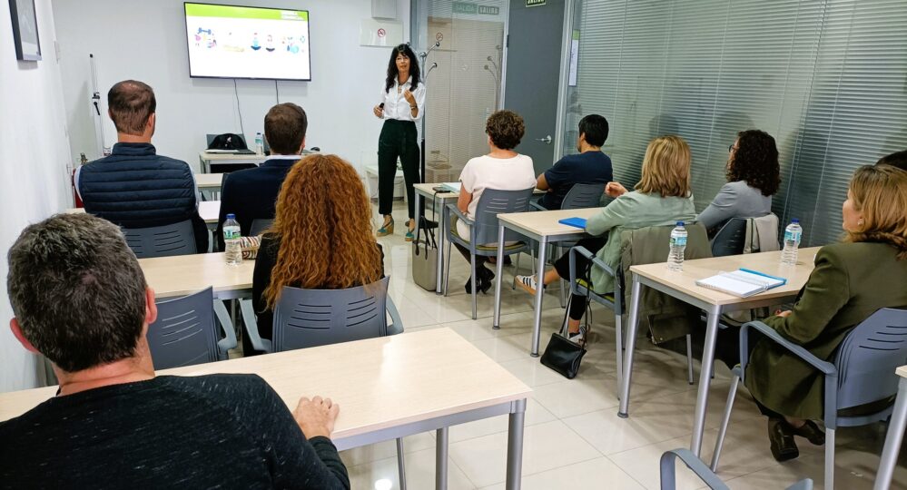 Mercedes Giménez, formadora de DKV, ha impartido una jornada sobre seguros de salud para pymes en el Colegio de Navarra.