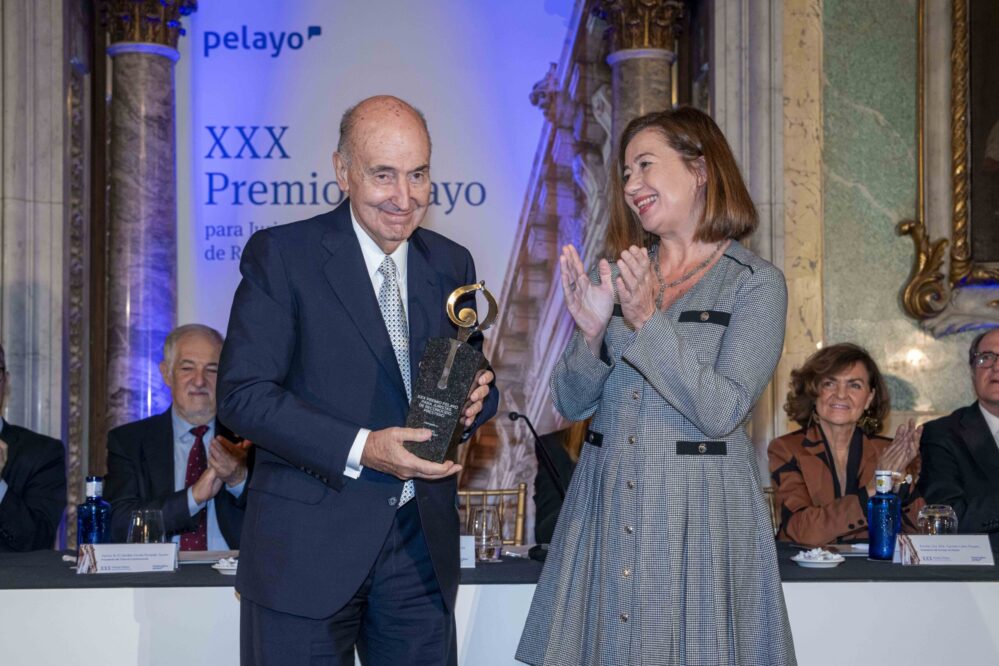 Miquel Roca Junyent, galardonado con el XXX Premio Pelayo para Juristas de Reconocido Prestigio ante más de 600 asistentes.