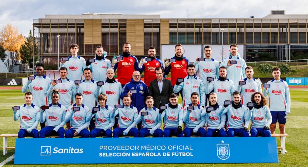 Sanitas ha entregado a los jugadores de la selección y al entrenador, Luis de la Fuente, sus nuevas tarjetas sanitarias digitales.