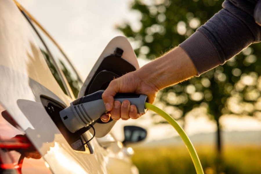 Más puntos de carga para coches eléctricos que gasolineras tradicionales