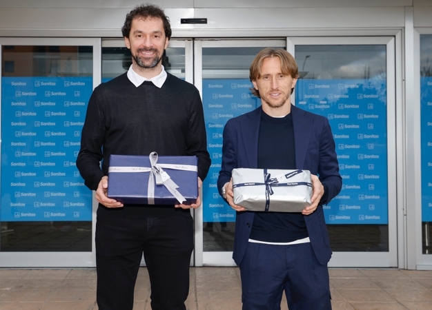 Jugadores y entrenadores del Real Madrid han visitado los hospitales La Zarzuela y La Moraleja para repartir juguetes a los niños ingresados.