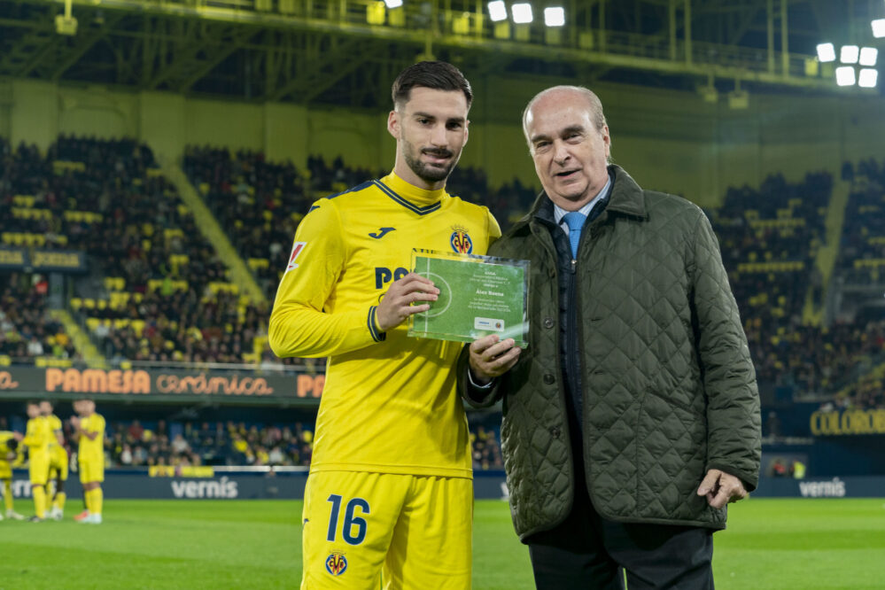 ASISA, proveedor médico del Villarreal CF, ha entregado a Álex Baena el premio al ‘Jugador más Saludable ASISA’ de la temporada 2023/24.