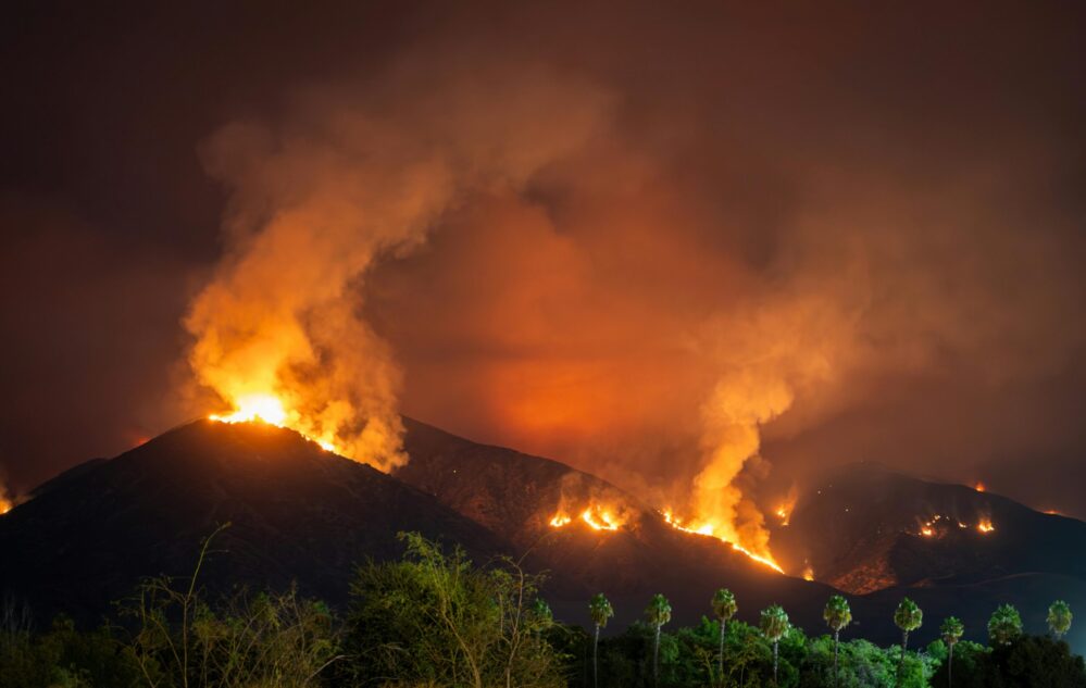 Los incendios y fuertes vientos en el sur de California han arrasado más de 1.000 propiedades y evacuado a más de 80.000 personas.