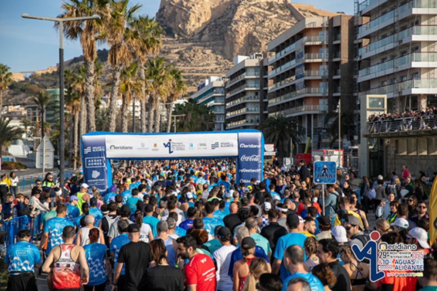 Más de cinco mil atletas participan en la 29ª Media Maratón de Alicante