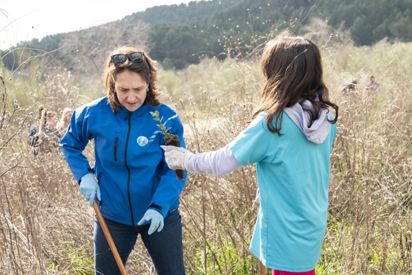 Participantes de Healthy Cities by Sanitas colaboran con WWF España en la recuperación de un bosque en el Parque del Sureste