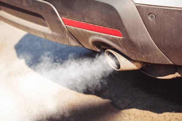 El color del humo que emite el tubo de escape de tu coche puede ser una señal crucial para identificar posibles averías.