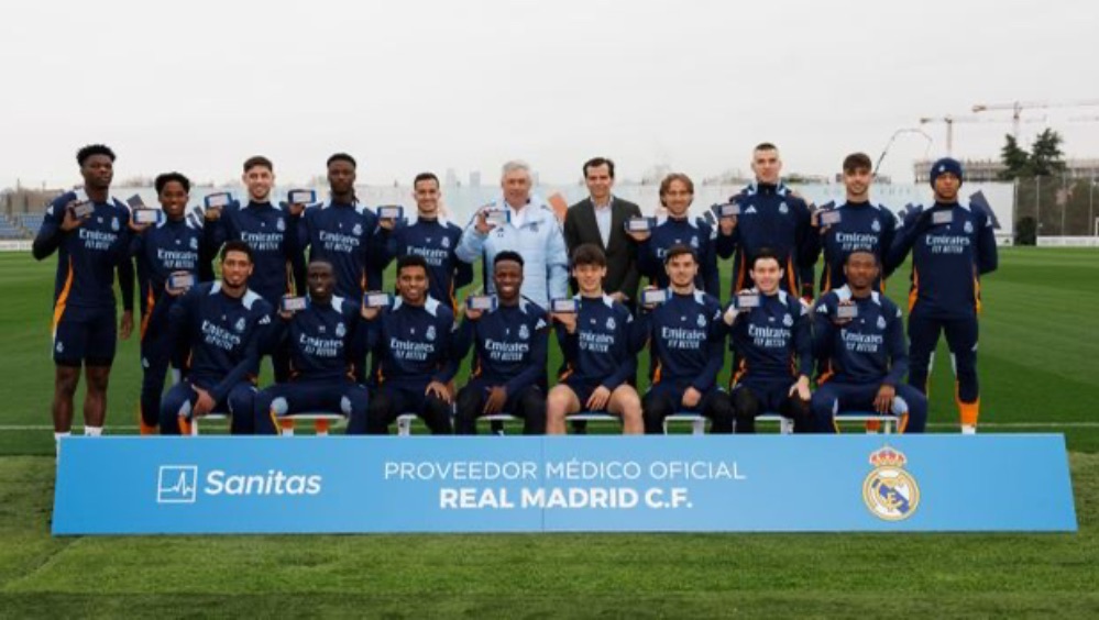 Sanitas ha hecho entrega de sus nuevas tarjetas sanitarias digitales a los jugadores de la primera plantilla del Real Madrid.