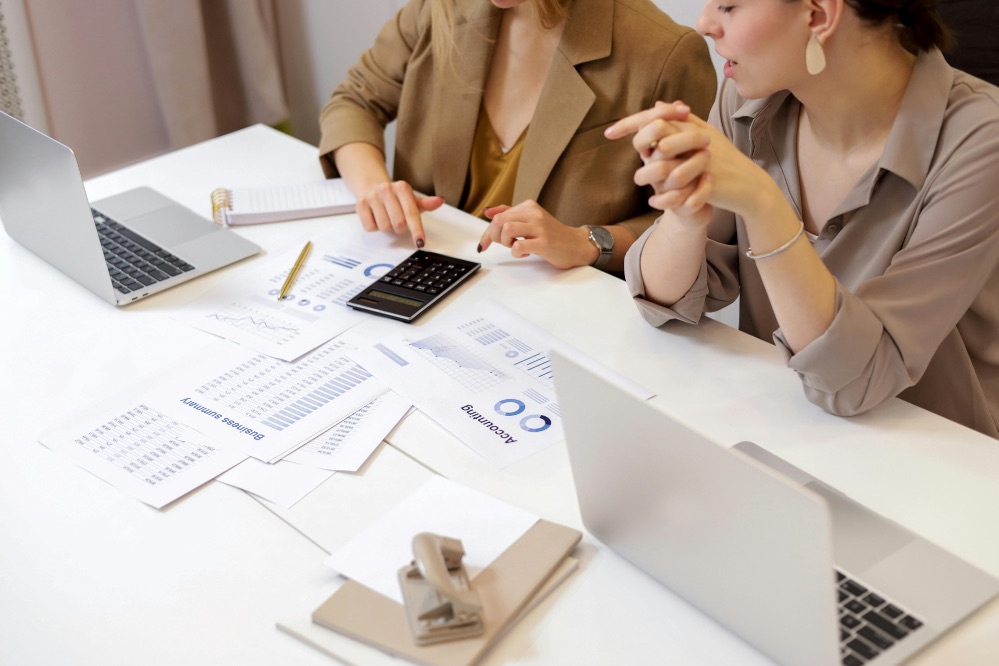 El 48% de las mujeres muestra una mayor tolerancia al riesgo en sus inversiones, mientras que el 45% prioriza estrategias de largo plazo.