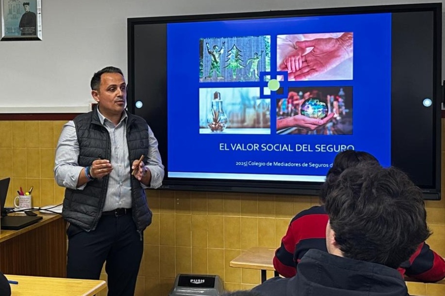 El Colegio de La Coruña ofrece una charla sobre mediación de seguros a estudiantes de FP