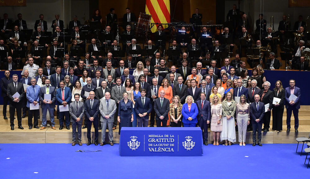 El Colegio de Valencia ha recibido la Medalla de la Gratitud de la Ciudad de Valencia por su colaboración durante el incendio de Campanar.
