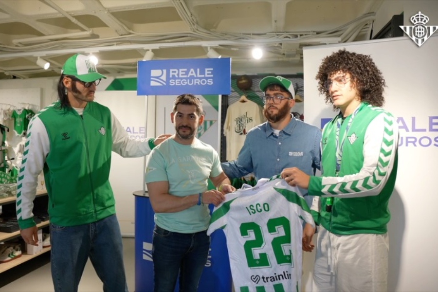 Fornals, Jesús Rodríguez y Vieites, trabajadores por un día en la tienda del Betis