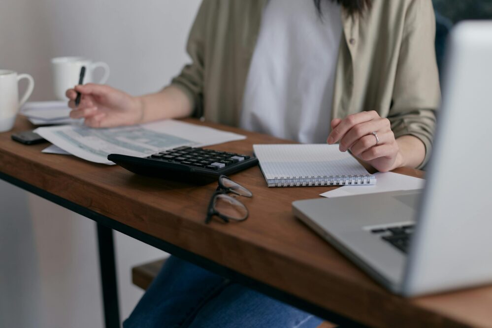 Foto de Mikhail Nilov: https://www.pexels.com/es-es/foto/pareja-gente-mujer-escritorio-6963857/