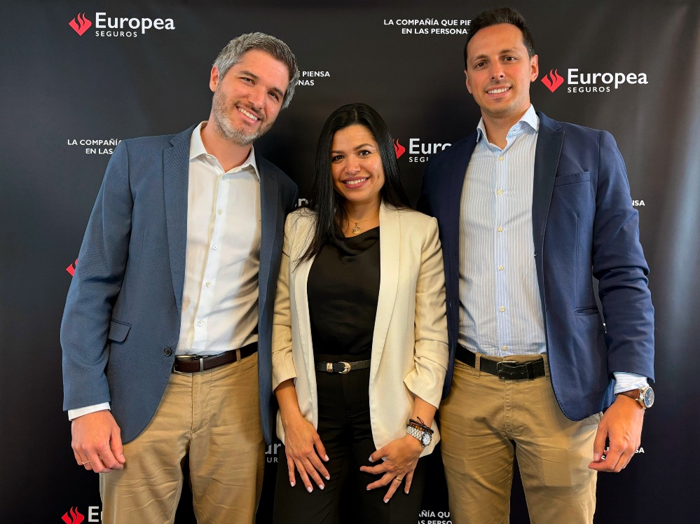 Europea Seguros ficha a Alfonso Monge como director territorial, con Andrea León y José Sánchez Carnerero como ejecutivos de ventas.