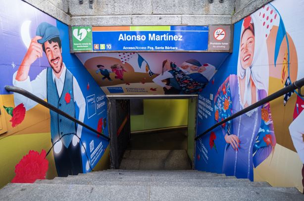 La campaña de Sanitas Dental, creada por Naranjalidad, combina tradición y salud bucodental en seis estaciones del suburbano madrileño,