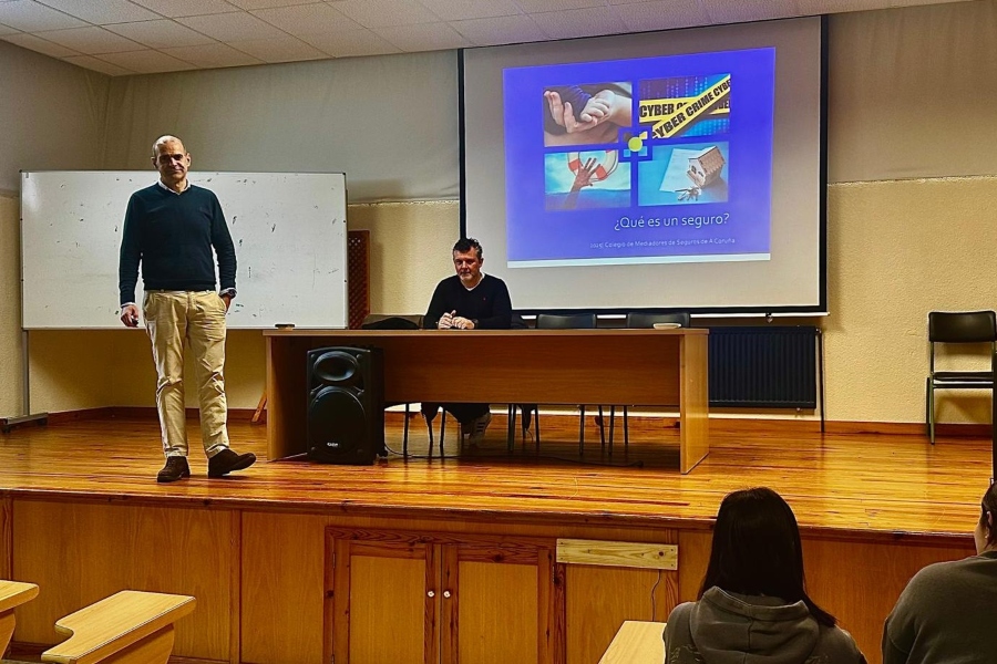 Representantes del Colegio de La Coruña orientan a estudiantes del IES As Mariñas