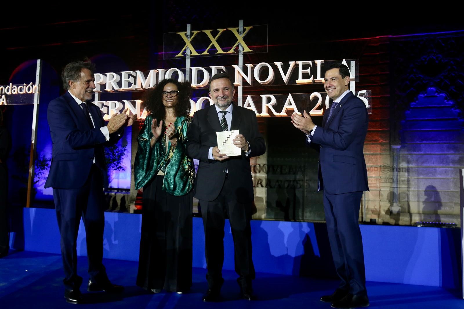 El escritor y periodista Sergio Vila-Sanjuán ha sido galardonado con el XXX Premio de Novela Fernando Lara por su obra Misterio en el Barrio Gótico