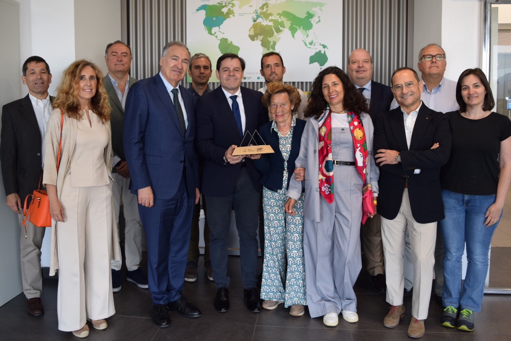Mutua Montañesa reconoce a VIDA por sus 14 años de colaboración con la entrega de un galardón conmemorativo.