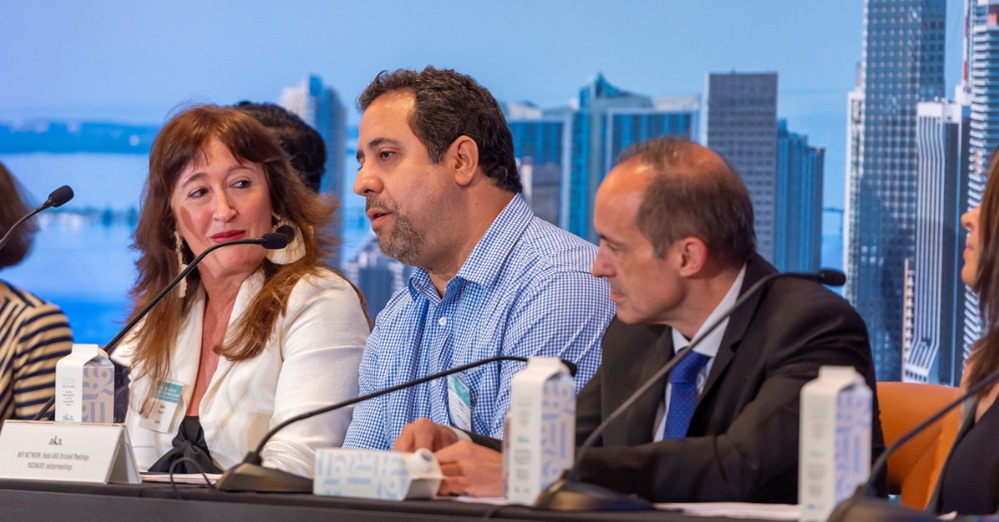 El presidente ejecutivo de Divina Seguros, Armando Nieto, participó en una mesa redonda sobre IA y ciberseguridad aplicada al seguro.