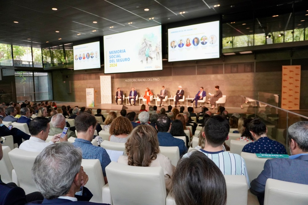 UNESPA presenta la Memoria Social del Seguro 2024, destacando la protección de personas, empresas y el tejido económico del país.