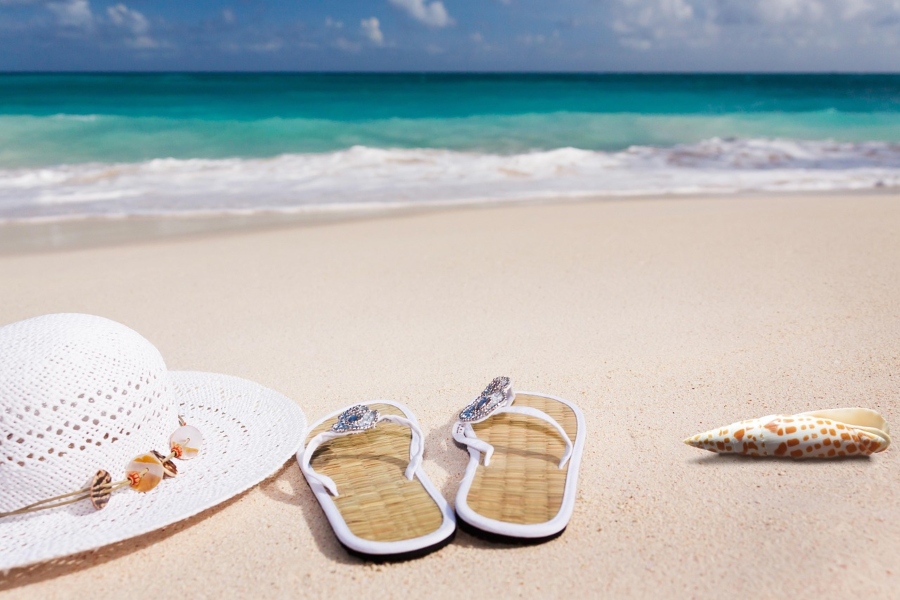 Legálitas advierte sobre las consecuencias legales del incumplimiento de las normas en playas y piscinas