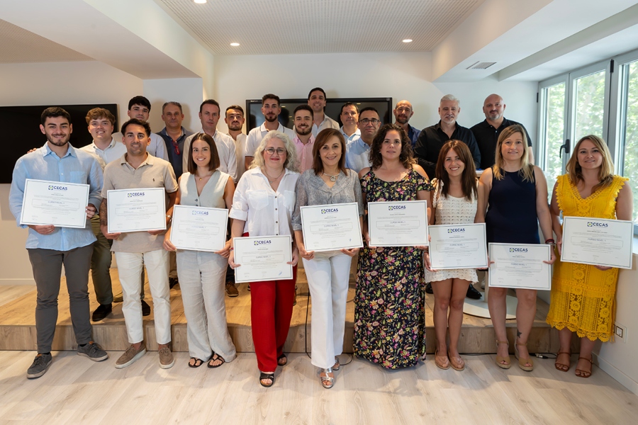 El Colegio de Valencia entrega los diplomas a la promoción 2024-2025 del Curso Nivel 1