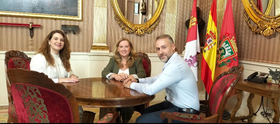 La alcaldesa de Burgos ha recibido a una delegación de FECOR en un encuentro institucional previo al 9º Congreso nacional de la entidad.