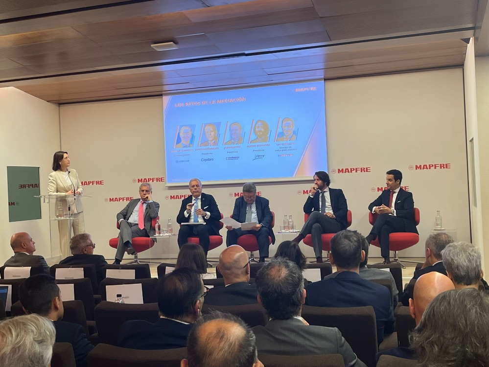 El canal mediador continúa siendo la opción más habitual para contratar seguros en España, según el El valor de la mediación de MAPFRE.