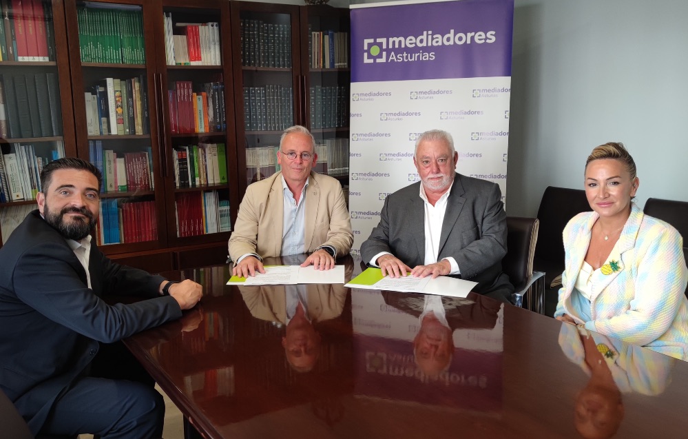Mediadores Asturias y Auto Cristal Ralarsa han renovado su acuerdo en un encuentro institucional celebrado en la sede colegial.