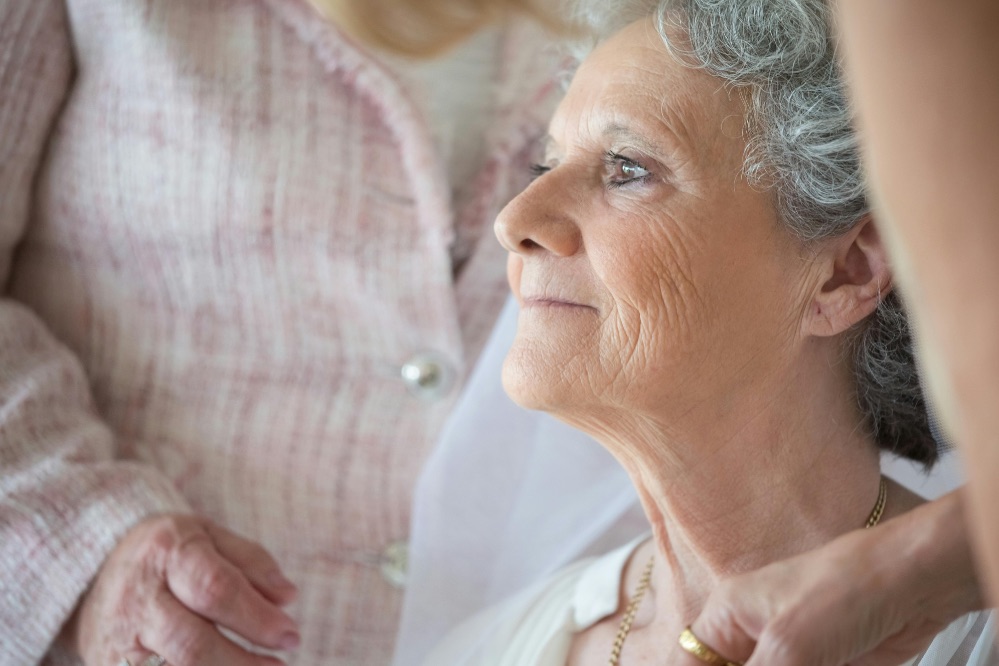 Un estudio de Sanitas Mayores revela el impacto del Alzheimer en las familias y la percepción social sobre los cuidados profesionalizados