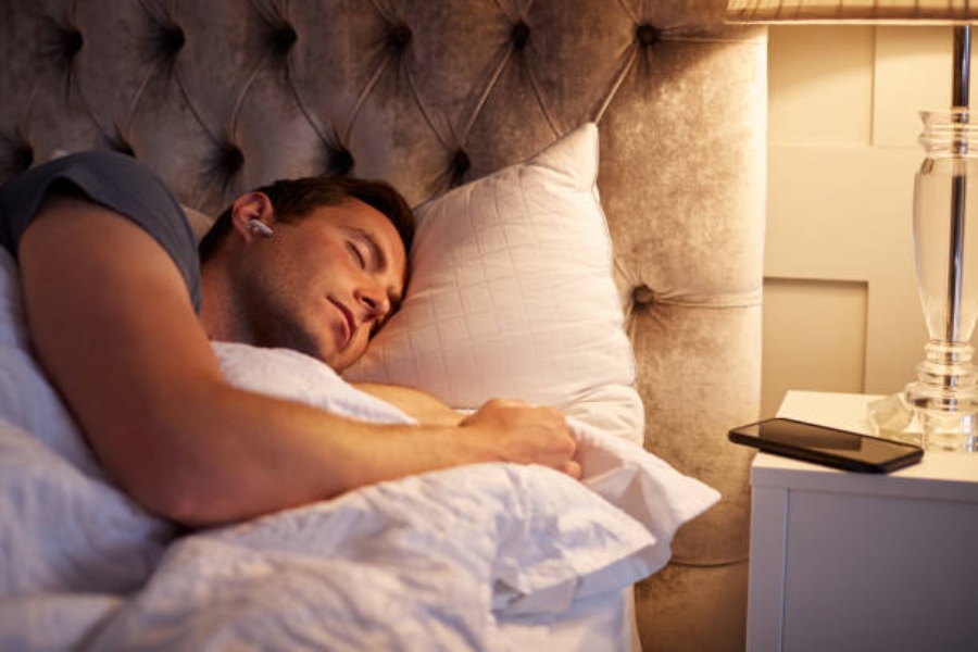 Dormir con auriculares: un riesgo para la salud auditiva y el descanso nocturno