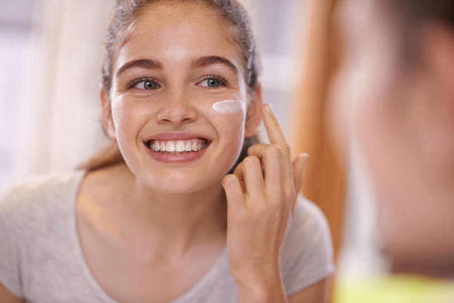 Cómo afectan las rutinas virales de belleza a la piel joven