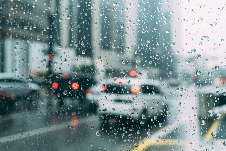 Conducir en otoño bajo alerta por lluvias