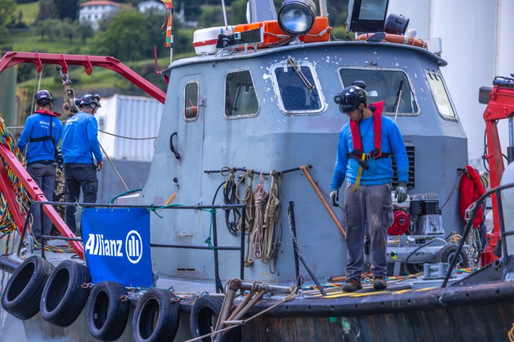 Allianz impulsa una operación de limpieza marina en el Puerto de Vigo para proteger el ecosistema atlántico