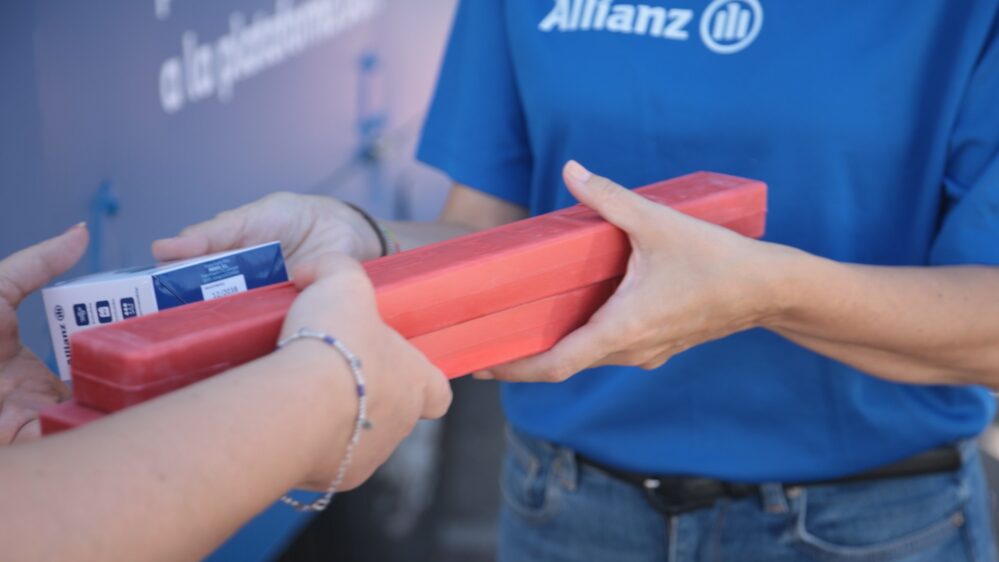 Allianz convierte el fin del triángulo de emergencia en una obra de arte y lanza un movimiento de prevención colectiva