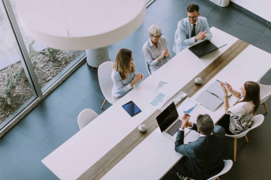 Adecco revela un optimismo creciente hacia la IA en el entorno laboral